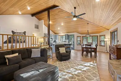 Image de Tan Oak 2 - Sweet Updates, Sharc, Hot Tub
