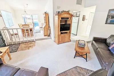 Image de Timber 12 - Cabin, Sharc Passes + Walkable, Private Hot Tub