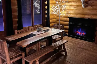 Image de les chalets en bois rond disponibles à la location en toute saison.