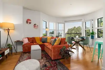 Image de Free Parking • Chic 2br • King Beds • 95 Walk Score • Huge Patio!
