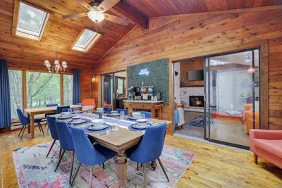 Image de Gloria's Hot Tub Game Room Fire Pit