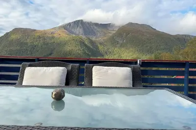 Image de Maison spacieuse, avec bateau, dans un beau paysage