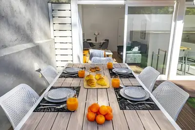 Image de Suburban Serenity: Family Home with Pool