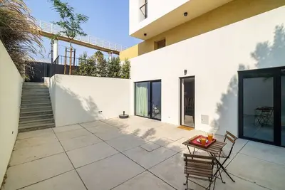 Image de Beachside bliss: Carcavelos 1br w/patio & parking