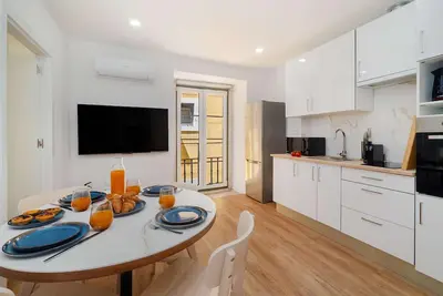 Image de Modern Comfort Meets Old Lisbon Charm