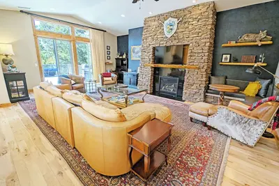 Yellow Pine 32 - Sharc, A/C, Hot Tub, Chef's Kitchen