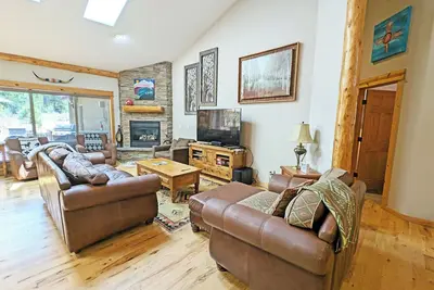 Image de Verdin 6 - Lovely Lodge Style home, A/C, Private Hot Tub