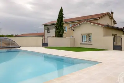 Image de Havre de paix à Chalain-le-Comtal avec piscine privée