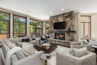 Image de Contemporary Condo by InvitedHome | Ski-In/Out, Base of Village, Balcony, Views