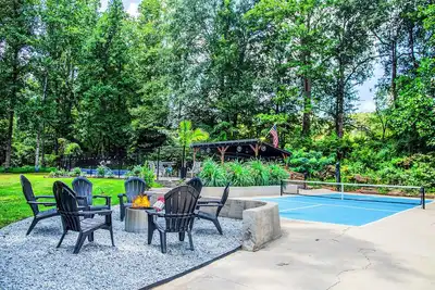 Image de Pool, Pickleball, Poker, Ping-Pong! King beds!