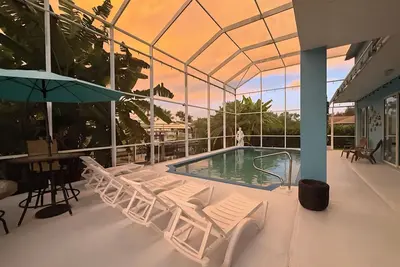 Image de 4-bedroom, pool, fishing, games, Bbq, kayak and front water.