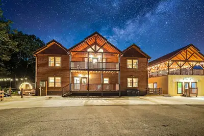 Image de New! Game Time Retreat! Waterfall, Galaxy Pool, Hot Tub, Outdoor Theater, Sauna!