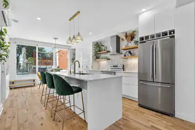 Image de Montreal gem: 3 bedroom home in Verdun with parking across from the water/trails