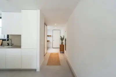 Image de 3 Bedrooms. 2 Bathrooms. Terrace (222)