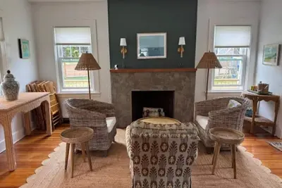 Image de The Bungalow! Charming 2-bedroom house in South Dartmouth with Ac