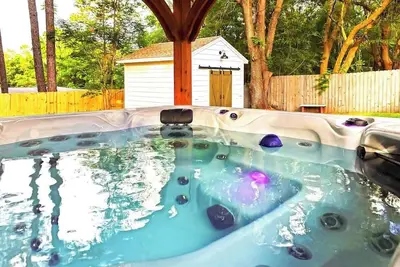 Image de Hot Tub Hideaway for pets and family