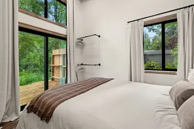 Image de Cozy creekside cabin with Ac