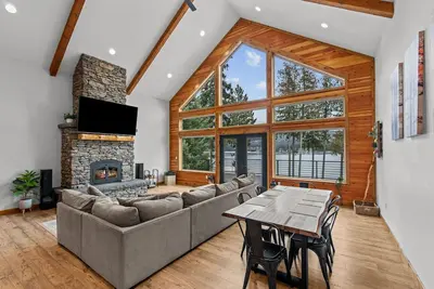 Image de Willow Bay - Riverfront Retreat with Dock & Ac