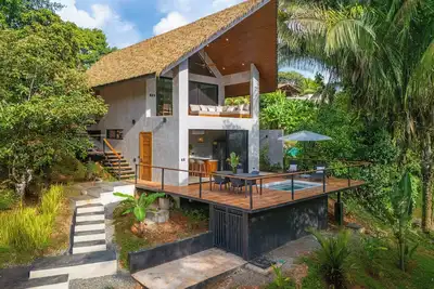 Image de Bali Style 2-bedroom with salt water Pool, deck, outdoor bathtub, yoga deck