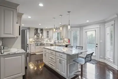 Image de Heaven: 4br / 3. 5 Bt - Large Spacious Home w/ Beautiful Sunroom