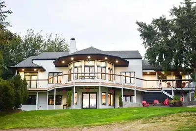 Image de A golf course home with game room and amazing outdoor space.