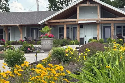 Image de Lady on the Lake - Modern Cottages with Private Dock, Lake & Mountain Views in Essex, New York