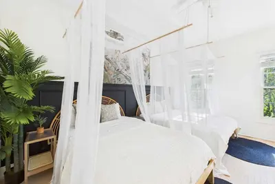 Image de 4 Br | Pool Table, 2 Decks + Fire Pit, Free Street Parking and  W/D