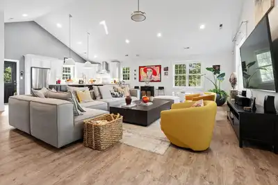 Image de Stunning Executive Home - Walk to North Hills - Hardscaping/Firepit - Location! !