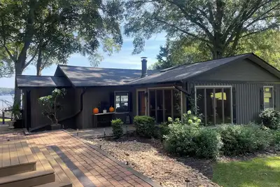 Image de Escape the hustle bustle of the holidays at your private cottage on Lake Norman!