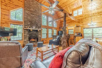 Image de Frohe Hutte, Private Luxury Getaway, Game Room, Hot Tub, Fire Pit