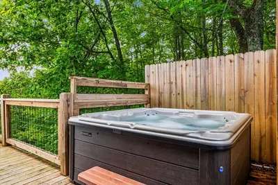 Image de Cabin Vibes | Hot Tub, Scenic Views & Game Loft
