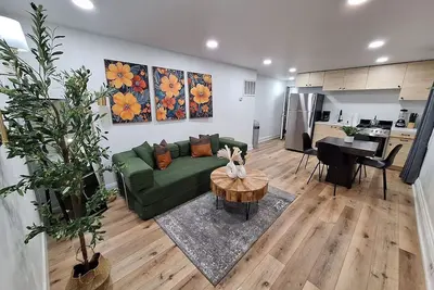 Image de Brand New 1/1 Center City with Private Backyard