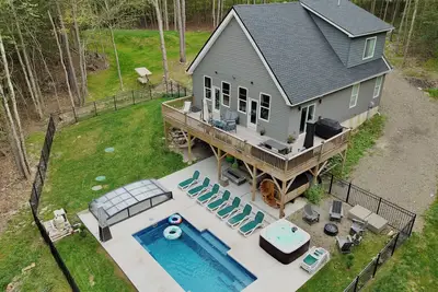 Image de Chalet with year round heated pool, sauna, jacuzzi and a Fully fenced in yard