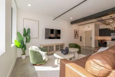 Tulsa Beacon Living / Sleek & Cozy 2br Flat