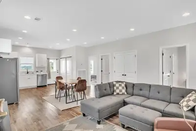 Comfy & Convenient 2br Guest House in Columbus