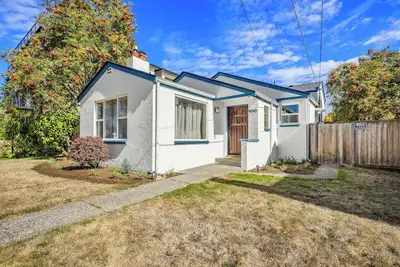 Image de Cottage vibes with a Spanish flare in N. Seattle. Minutes to Lightrail station!