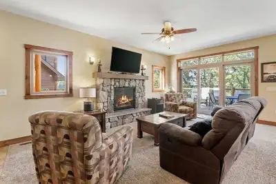Image de Lakefront Lodge - spacious-luxurious