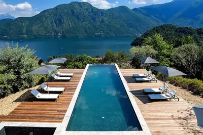 Image de Villa d’inspiration avec piscine et vue lac à couper le souffle! - Villa Aede
