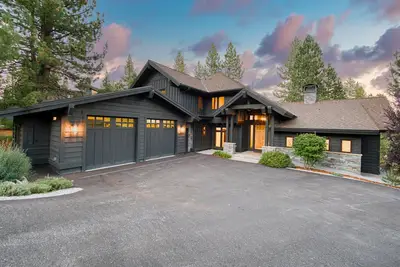 Image de Rising Sun Retreat at Schaffer's Mill by Tahoe Getaways – 5br Pet-Friendly Luxury w/ A/C & Golf