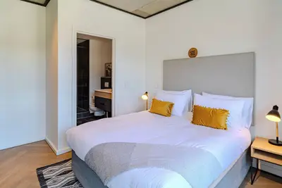 Image de Bright & Calm  Century City Base, Balcony Views, luxury 2 bed, work and play