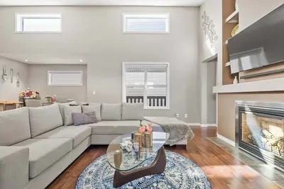 Image de Family Home w Kid's Play Tent! • By Airport• Free Banff Pass• Wine• Gym• Netflix!