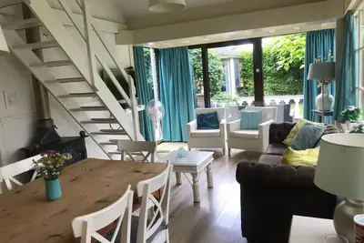 Image de Bungalow de vacances dans un parc de vacances avec piscine commune et court de tennis