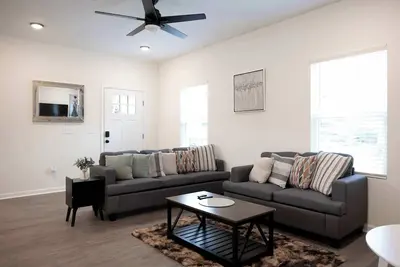 Image de 5 Min to Downtown - 12 to Elon - Deck - Wi-Fi