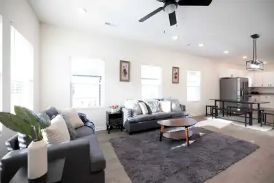 Image de 4 Min to Downtown - 10 to Elon - Washer and Dryer