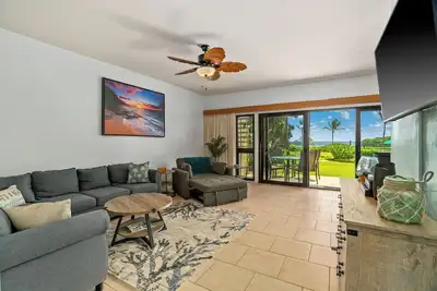 Image de New Listing! Ocean and Pool Front Remodeled Condo