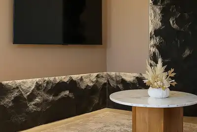 3 King Beds & Free parking • Central Place