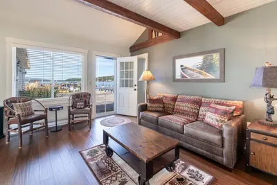 Image de Sunny Shores - Lake days, Pool dips & Concerts