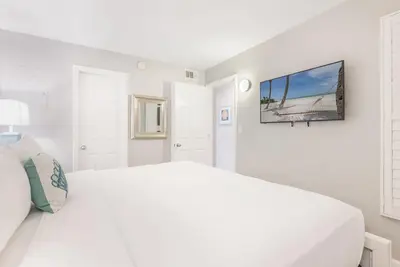 Image de 3 Spacious Units | Waterfront Comfort with Pool & Local Island Fun Nearby