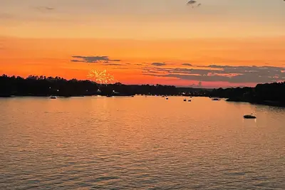 Image de \"Sunset Haven\" Waterfront Escape on Lake Greenwood
