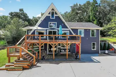 Image de Lake house views, w/dock in quiet cove, new renovations & great outdoors spaces!